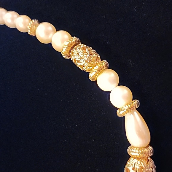 1928 Faux Pearl, Filigree Collar Necklace, Pre-loved in Excellent Condition - Picture 5 of 10